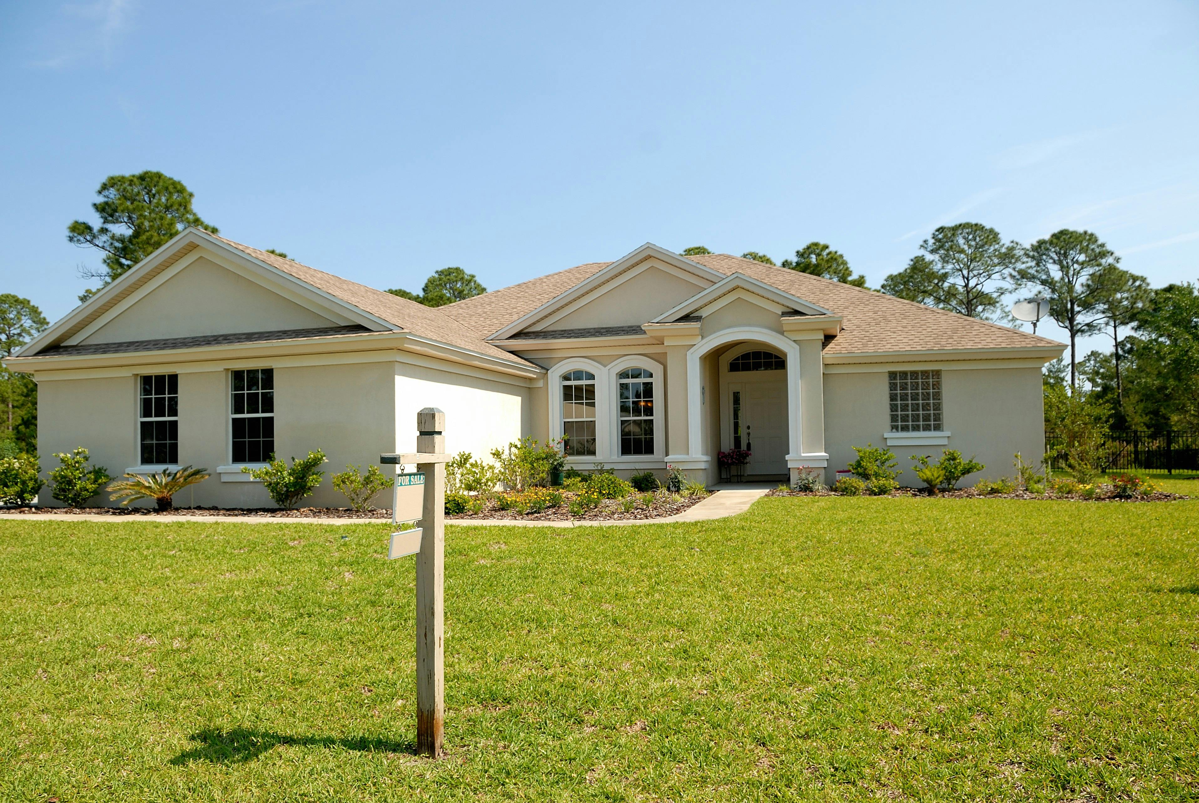 house exterior with for sale sign