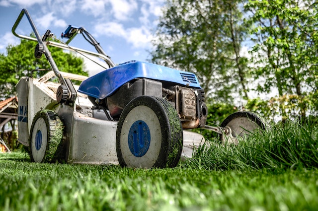 lawn-mowing-machine